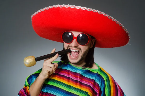 Man wearing sombrero singing song — Stock Photo, Image