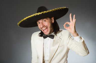 Şapka takan kişi komik bir konsept.