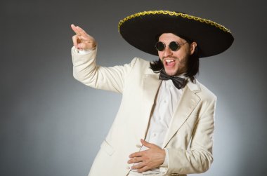 Şapka takan kişi komik bir konsept.