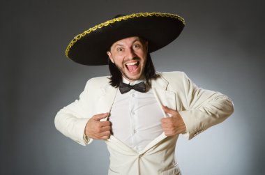 Şapka takan kişi komik bir konsept.