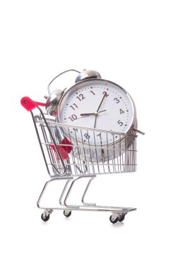 Beyaz alışveriş sepeti içinde büyük çalar saat