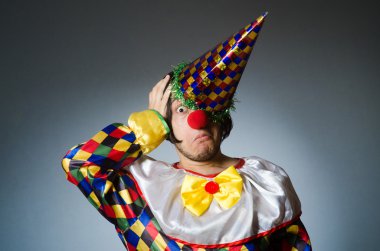 Karanlık arka planda komik palyaço