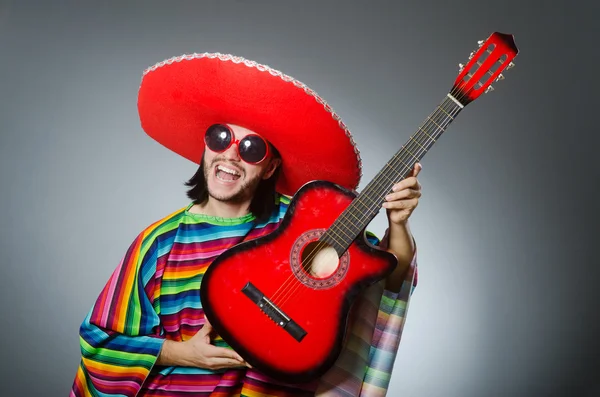 Mexicaanse spelen gitaar dragen sombrero — Stockfoto