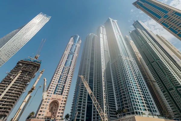 Dubai - 9 Ağustos 2014: Dubai Marina bölgesi, 9 Ağustos, BAE. Dubai, Orta Doğu 'da hızla gelişen bir şehirdir.