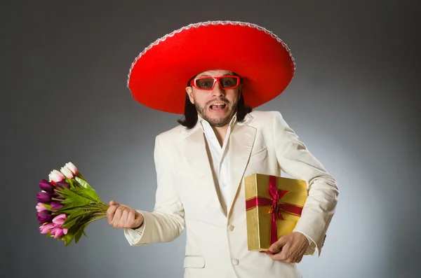 Persona que usa sombrero sombrero en concepto divertido — Foto de Stock