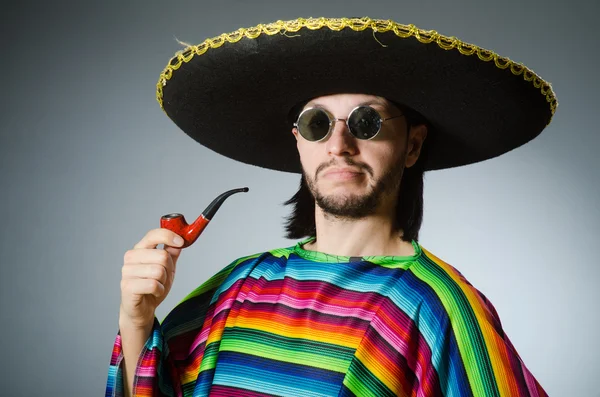 Mexicano fumar tubería usando sombrero — Foto de Stock