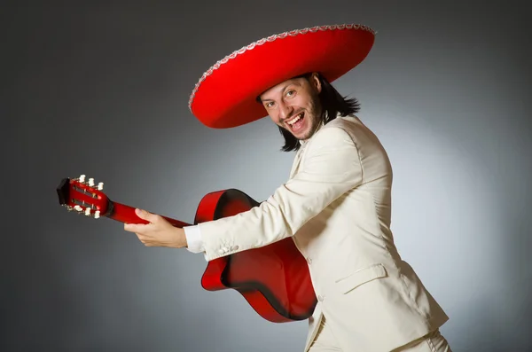 Grappige Mexicaanse in pak die gitaar tegen grijs — Stockfoto