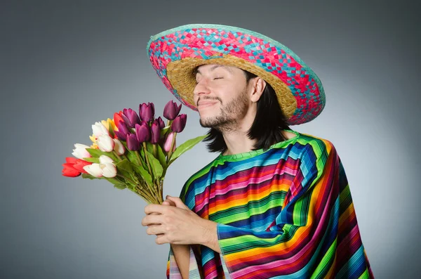 チューリップの花とメキシコ人男性 — ストック写真