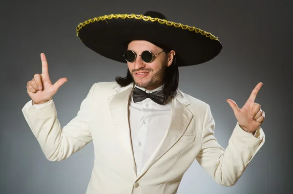 Persona que usa sombrero sombrero en concepto divertido — Foto de Stock