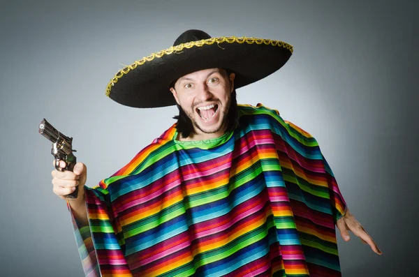 Мексиканец с пистолетом в сомбреро — стоковое фото
