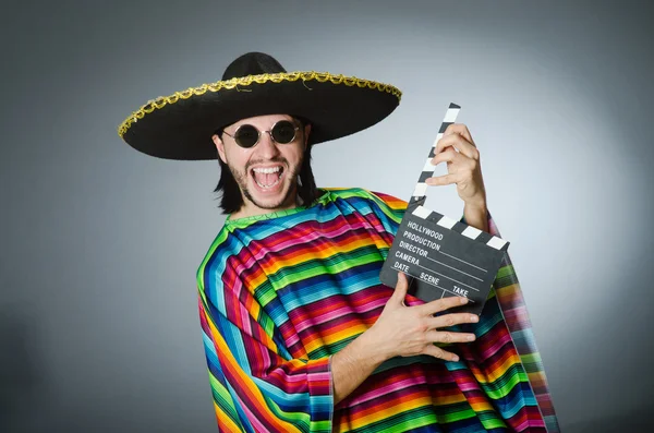 Mexikansk man med film board — Stockfoto