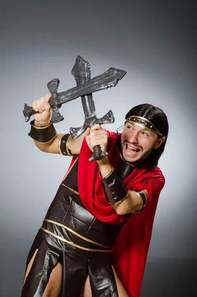 Guerreiro romano com espada contra fundo — Fotografia de Stock