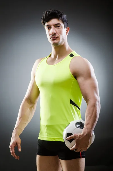 Svalnatý muž, fotbalový míč — Stockfoto