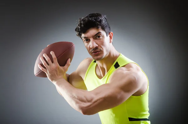 Hombre musculoso con fútbol americano — Foto de Stock