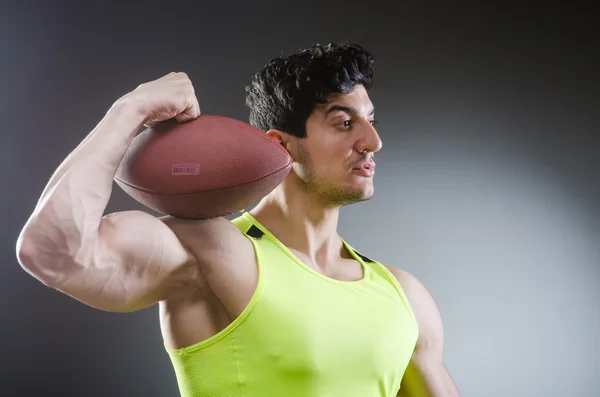 アメリカン フットボールと筋肉の男 — ストック写真