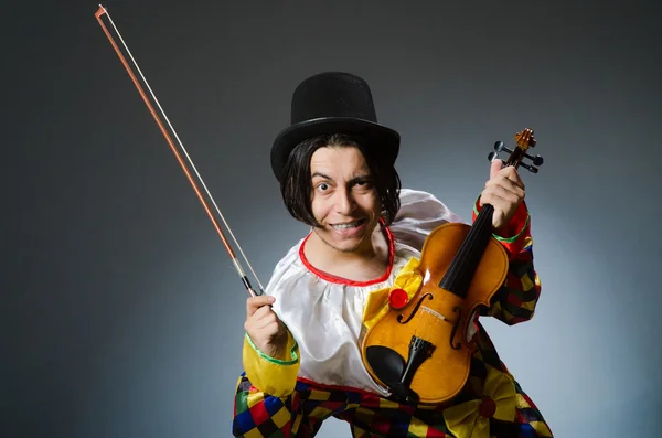 Joueur de clown de violon drôle dans le concept musical — Photo