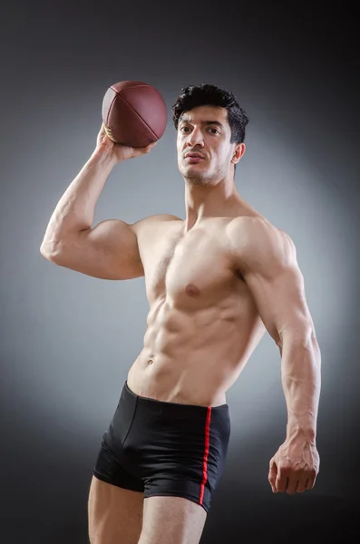 Hombre musculoso con fútbol americano —  Fotos de Stock