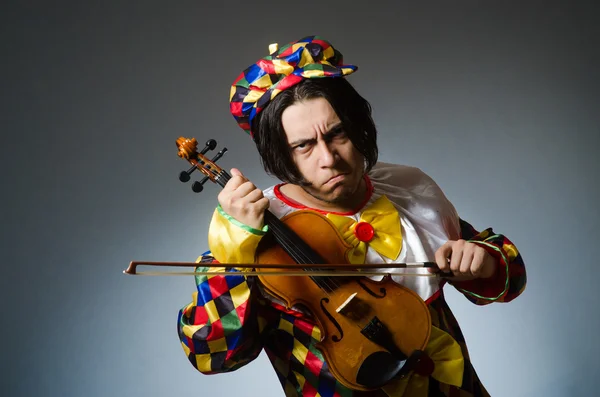 Lustiger Geigenclown im musikalischen Konzept — Stockfoto