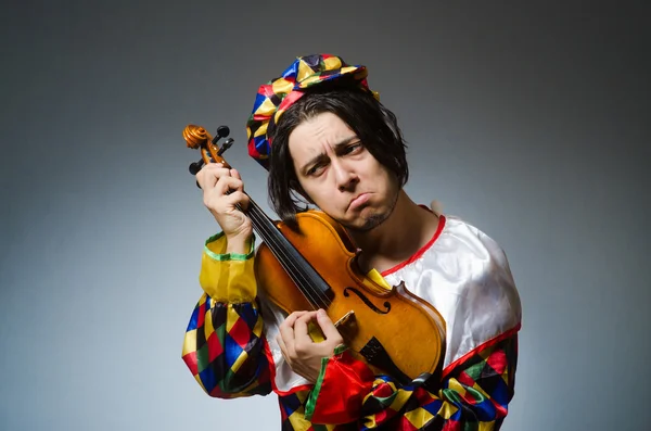 뮤지컬 개념에서 재미 있는 바이올린 광대 선수 — 스톡 사진