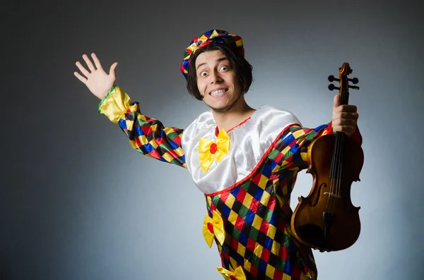 Joueur de clown de violon drôle dans le concept musical — Photo