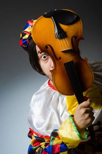 Αστείος κλόουν βιολιστής στη μουσική αντίληψη — Φωτογραφία Αρχείου
