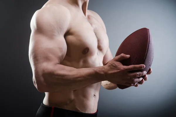 Uomo muscoloso con calcio americano — Foto Stock