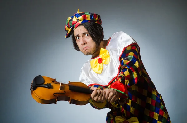 Grappige viool clown speler in muzikaal concept — Stockfoto