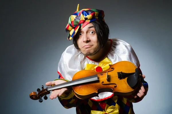 Joueur de clown de violon drôle dans le concept musical — Photo