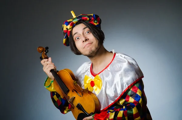 Joueur de clown de violon drôle dans le concept musical — Photo