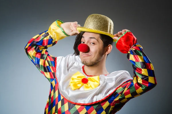 Grappige clown tegen donkere achtergrond — Stockfoto