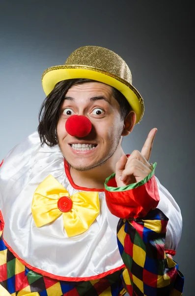 Grappige clown tegen donkere achtergrond — Stockfoto