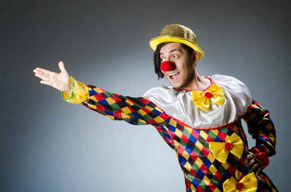 Lustiger Clown vor dunklem Hintergrund — Stockfoto