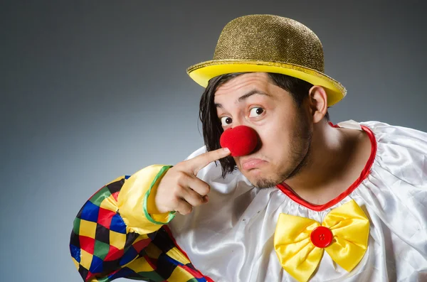 Lustiger Clown vor dunklem Hintergrund — Stockfoto