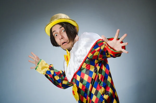 Lustiger Clown vor dunklem Hintergrund — Stockfoto