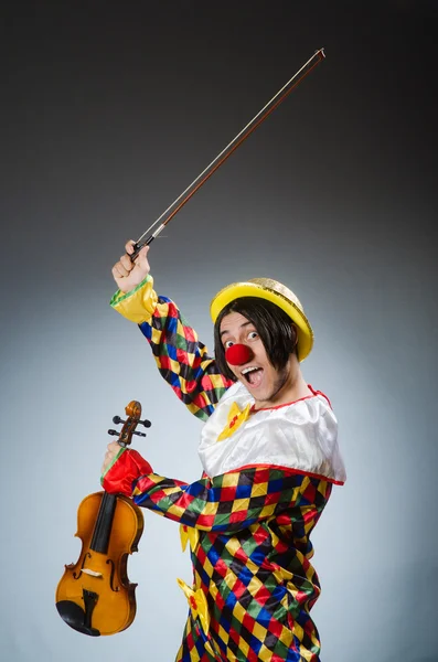 Grappige viool clown speler in muzikaal concept — Stockfoto