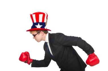 Amerikan sembollü şapka giyen adam.