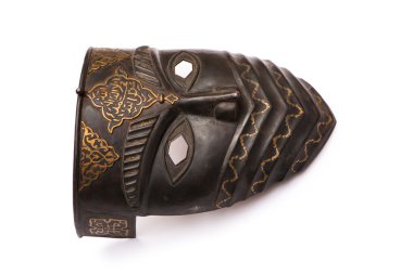Metal maskesi üzerine beyaz izole