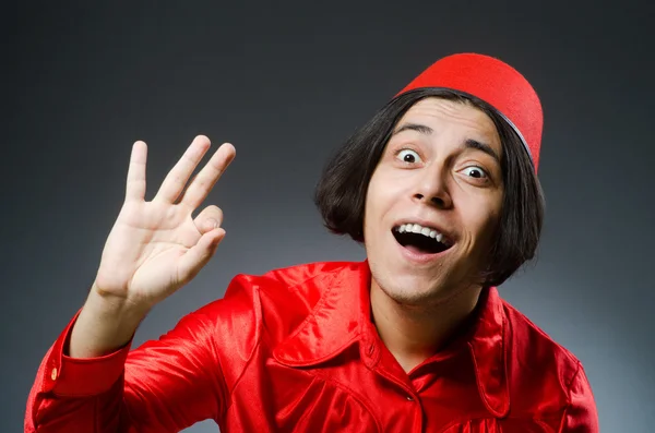 Homme portant un chapeau rouge fez — Photo