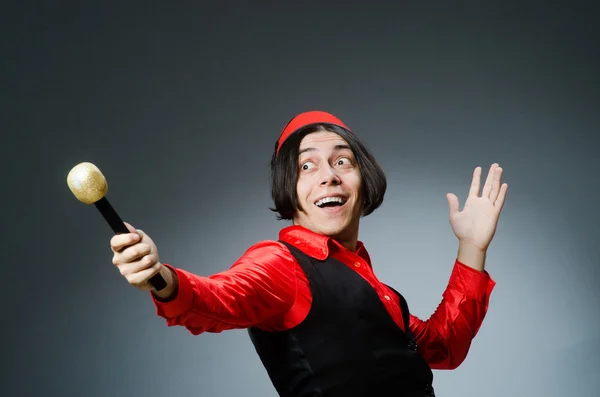 Homem usando chapéu vermelho fez — Fotografia de Stock