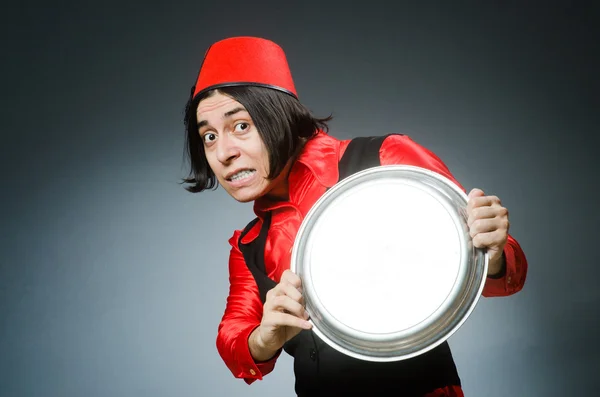 Homme portant un chapeau rouge fez — Photo