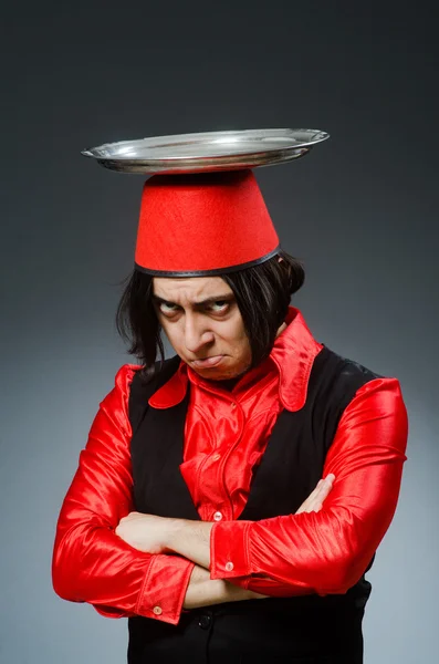 Mies, jolla on punainen fez-hattu — kuvapankkivalokuva
