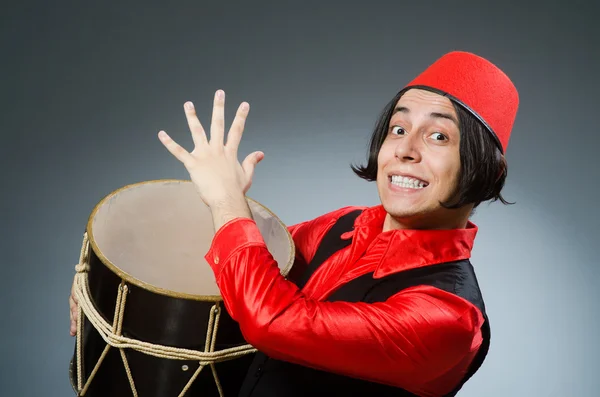 Homme portant un chapeau rouge fez — Photo