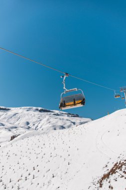 Aydınlık kış gününde kayak kaldırır