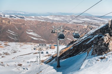 Aydınlık kış gününde kayak kaldırır