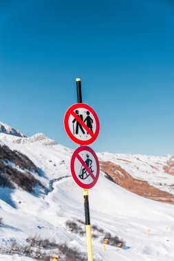 Tehlike, kış kayak merkezinde şarkı söylüyor