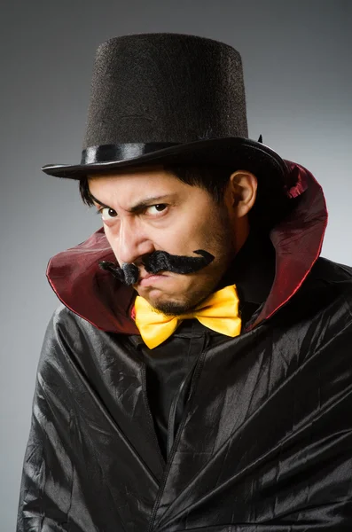 Homem mágico engraçado vestindo tophat — Fotografia de Stock