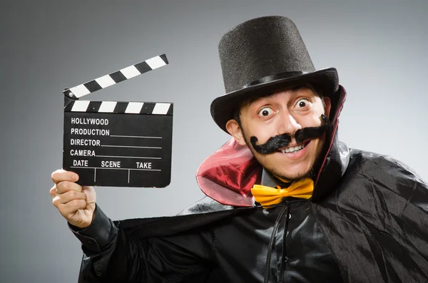 Homme drôle avec film clapboard — Photo