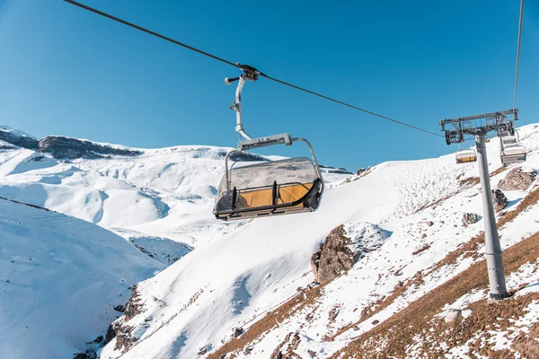 Skiliften tijdens heldere winterdag — Stockfoto