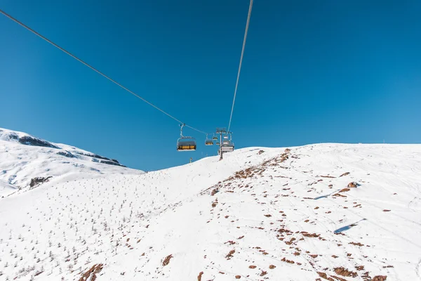 Wyciągi narciarskie w pogodny zimowy dzień — Zdjęcie stockowe