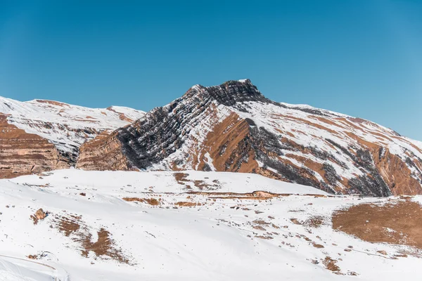 Montagne invernali nella regione di Gusar in Azerbaigian — Foto Stock